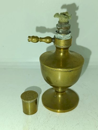ancienne petite lampe a huile en laiton en etat correct