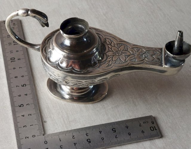 Ancienne petite lampe à huile miniature / Aladin, en argent ^