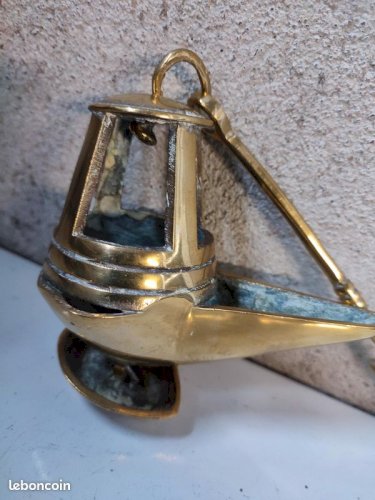 Ancienne petite lampe a petrole a suspendre en laiton ou bronze en bon etat(made in chiner )