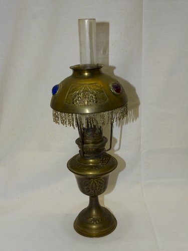 - ANCIENNE PETITE LAMPE A PETROLE LAMPE PARISIENNE LAITON 3 CABOCHONS VERRE  D