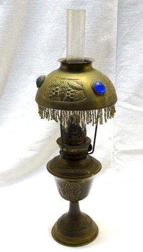 - ANCIENNE PETITE LAMPE A PETROLE LAMPE PARISIENNE LAITON 3 CABOCHONS VERRE  D