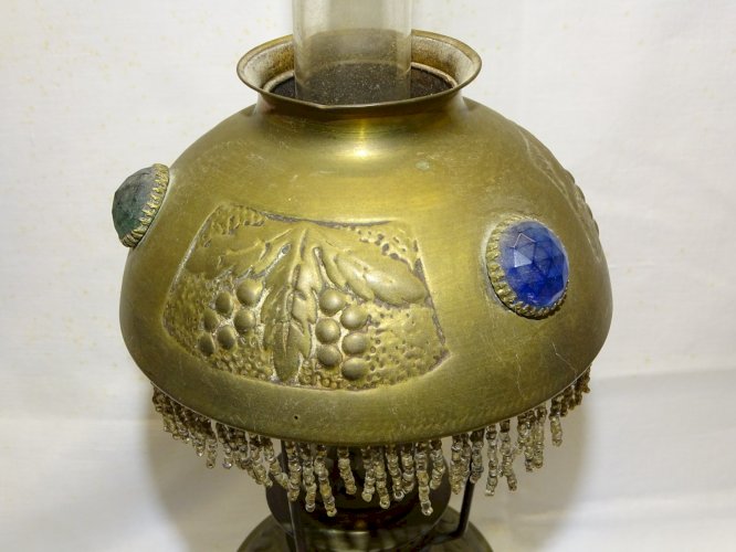 - ANCIENNE PETITE LAMPE A PETROLE LAMPE PARISIENNE LAITON 3 CABOCHONS VERRE  D