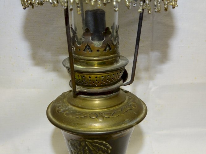 - ANCIENNE PETITE LAMPE A PETROLE LAMPE PARISIENNE LAITON 3 CABOCHONS VERRE  D