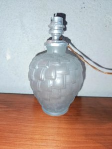 ancienne petite lampe art deco en verre moulé en bon etat
