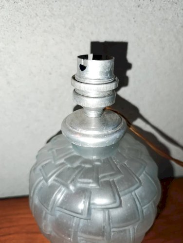 ancienne petite lampe art deco en verre moulé en bon etat