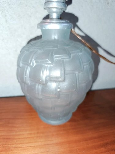 ancienne petite lampe art deco en verre moulé en bon etat