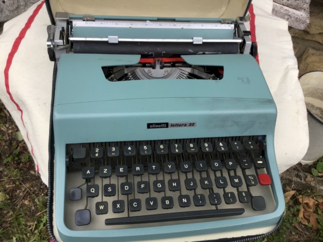 ANCIENNE PETITE MACHINE A ECRIRE PORTABLE OLIVETTI  LETTERA  32 FONCTIONNE etui