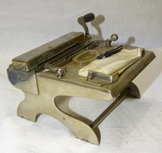 -ANCIENNE PETITE MACHINE LEMAIRE DANS SA BOITE BOIS  ROULER les CIGARETTES    D