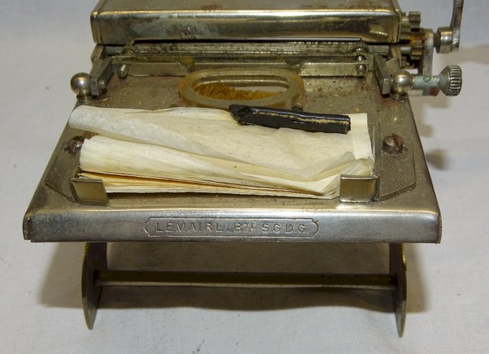 -ANCIENNE PETITE MACHINE LEMAIRE DANS SA BOITE BOIS  ROULER les CIGARETTES    D