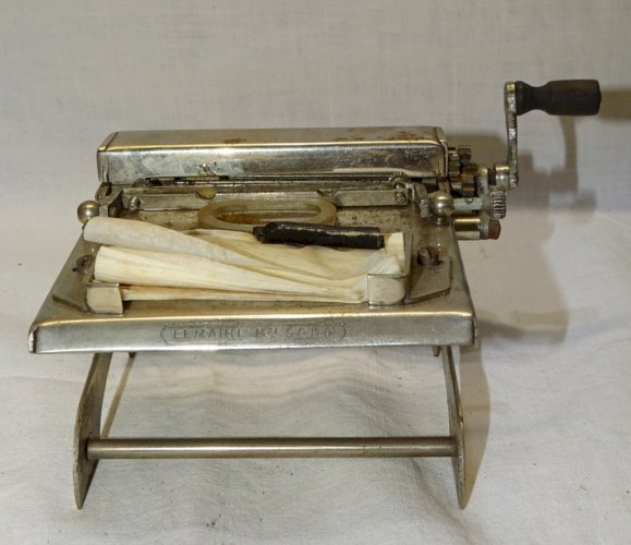 -ANCIENNE PETITE MACHINE LEMAIRE DANS SA BOITE BOIS  ROULER les CIGARETTES    D