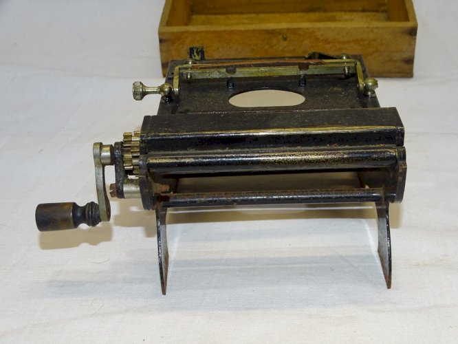 -ANCIENNE PETITE MACHINE LEMAIRE DANS SA BOITE BOIS  ROULER les CIGARETTES    D