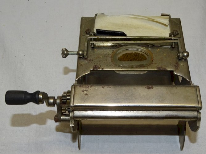 -ANCIENNE PETITE MACHINE LEMAIRE DANS SA BOITE BOIS  ROULER les CIGARETTES    D