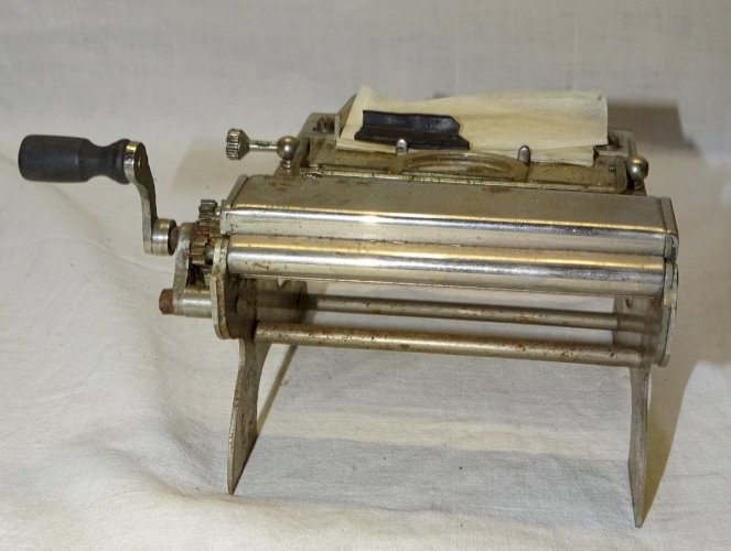 -ANCIENNE PETITE MACHINE LEMAIRE DANS SA BOITE BOIS  ROULER les CIGARETTES    D