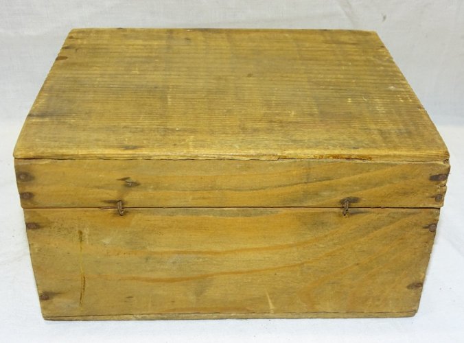 -ANCIENNE PETITE MACHINE LEMAIRE DANS SA BOITE BOIS  ROULER les CIGARETTES    D