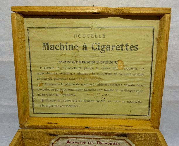 -ANCIENNE PETITE MACHINE LEMAIRE DANS SA BOITE BOIS  ROULER les CIGARETTES    D