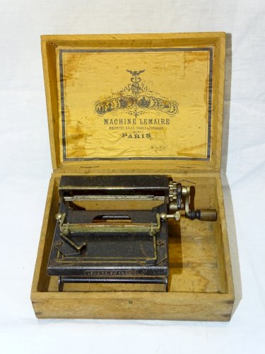 -ANCIENNE PETITE MACHINE LEMAIRE DANS SA BOITE BOIS  ROULER les CIGARETTES    D