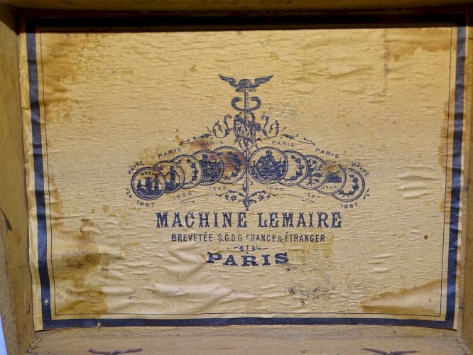 -ANCIENNE PETITE MACHINE LEMAIRE DANS SA BOITE BOIS  ROULER les CIGARETTES    D