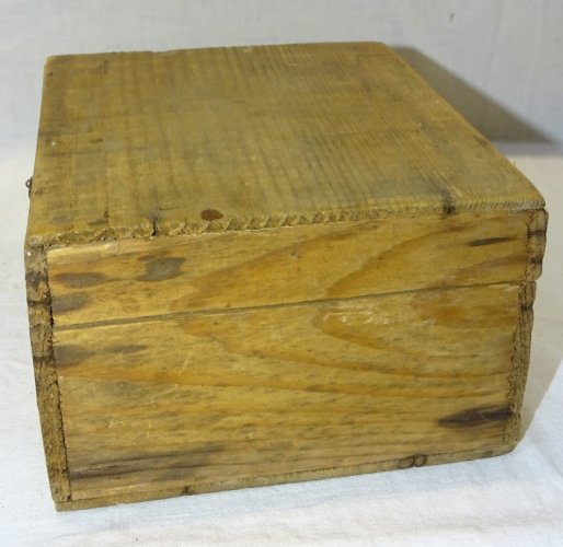 -ANCIENNE PETITE MACHINE LEMAIRE DANS SA BOITE BOIS  ROULER les CIGARETTES    D