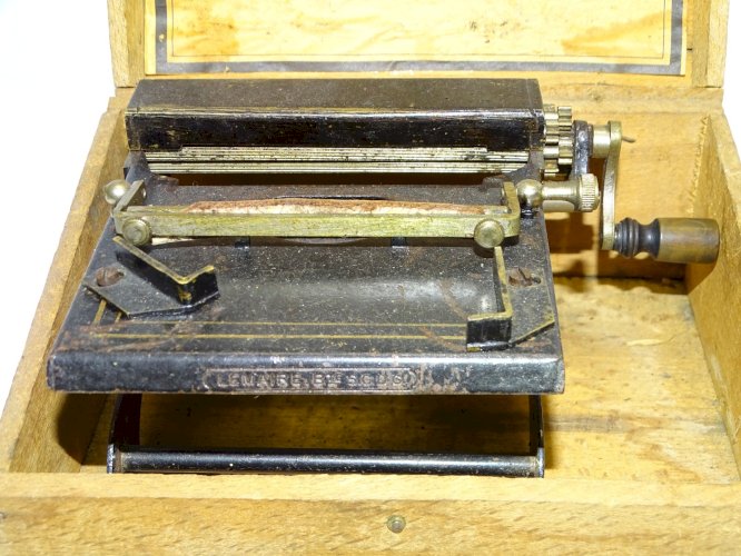 -ANCIENNE PETITE MACHINE LEMAIRE DANS SA BOITE BOIS  ROULER les CIGARETTES    D