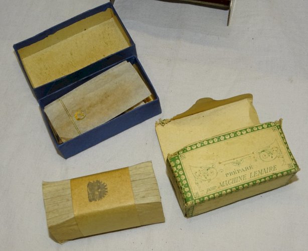 -ANCIENNE PETITE MACHINE LEMAIRE DANS SA BOITE BOIS  ROULER les CIGARETTES    D