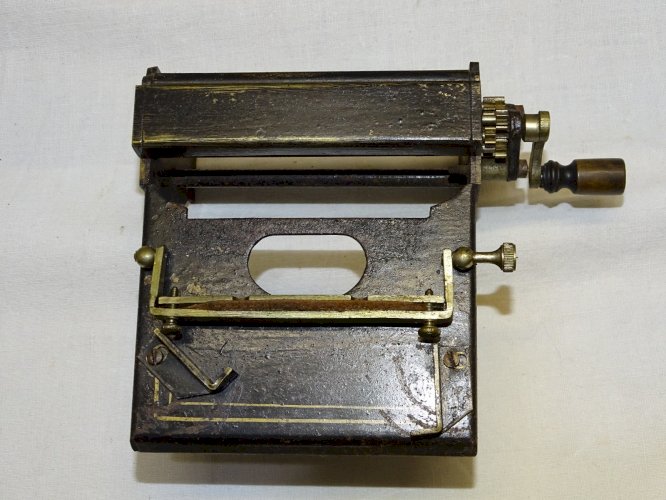 -ANCIENNE PETITE MACHINE LEMAIRE DANS SA BOITE BOIS  ROULER les CIGARETTES    D