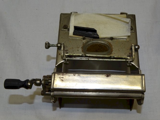 -ANCIENNE PETITE MACHINE LEMAIRE DANS SA BOITE BOIS  ROULER les CIGARETTES    D