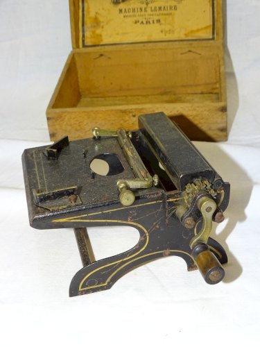 -ANCIENNE PETITE MACHINE LEMAIRE DANS SA BOITE BOIS  ROULER les CIGARETTES    D