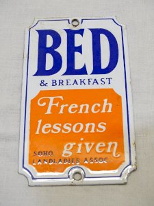 -ANCIENNE PETITE PLAQUE EMAILLEE  BED and BREAKFAST ANGLAISE  COLLECTION déco  D