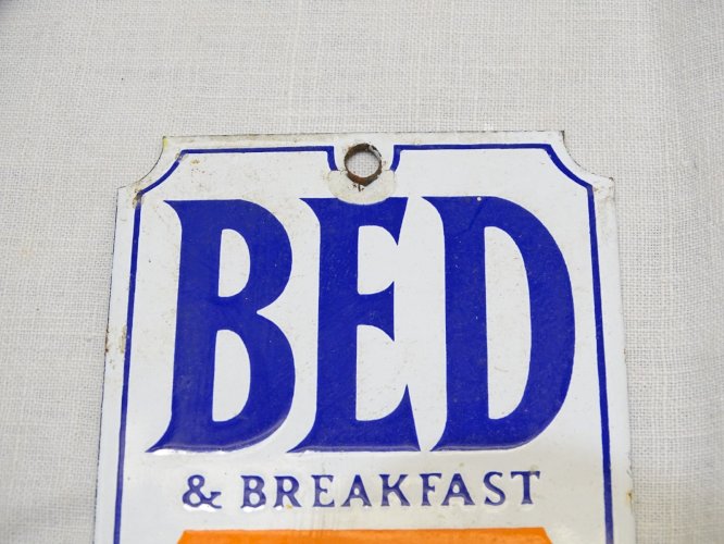 -ANCIENNE PETITE PLAQUE EMAILLEE  BED and BREAKFAST ANGLAISE  COLLECTION déco  D