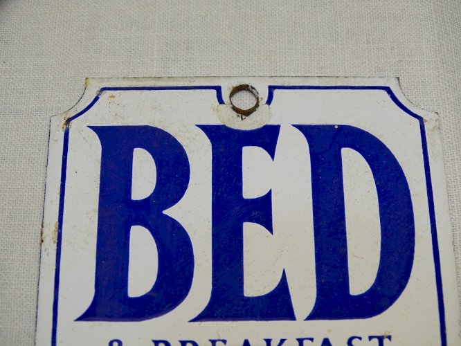 -ANCIENNE PETITE PLAQUE EMAILLEE  BED and BREAKFAST ANGLAISE  COLLECTION déco  D