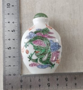 Old snuffbox / vial, dragon decoration, made of Chinese porcelain