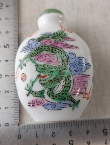 Ancienne petite tabatière / fiole, décor dragon, en porcelaine chinoise ^