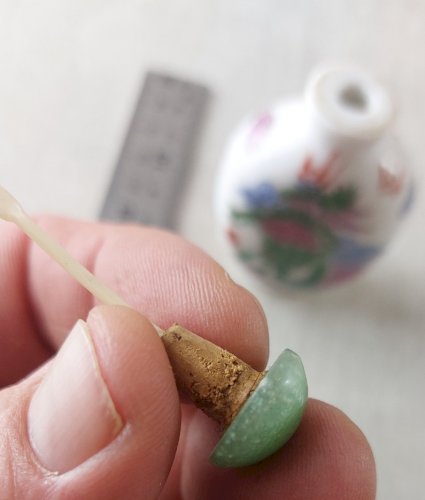 Ancienne petite tabatière / fiole, décor dragon, en porcelaine chinoise ^