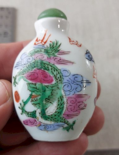 Ancienne petite tabatière / fiole, décor dragon, en porcelaine chinoise ^