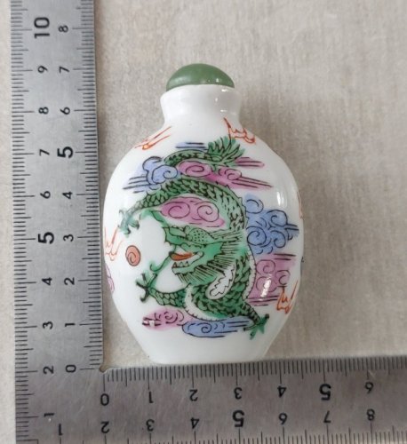 Ancienne petite tabatière / fiole, décor dragon, en porcelaine chinoise ^