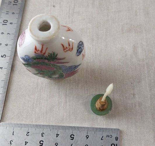 Ancienne petite tabatière / fiole, décor dragon, en porcelaine chinoise ^