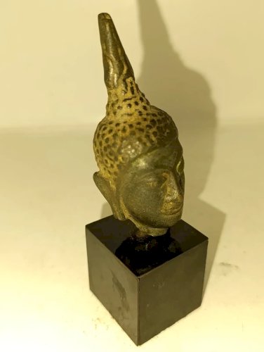 ancienne petite tete bouddha en bronze sur socle bois en bon etat