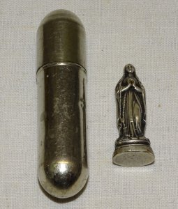 - ANCIENNE PETITE VIERGE de POILU? COULEUR Argenté dans son ETUI METAL    D