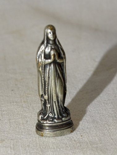 - ANCIENNE PETITE VIERGE de POILU? COULEUR Argenté dans son ETUI METAL    D