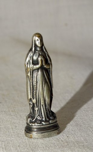 - ANCIENNE PETITE VIERGE de POILU? COULEUR Argenté dans son ETUI METAL    D