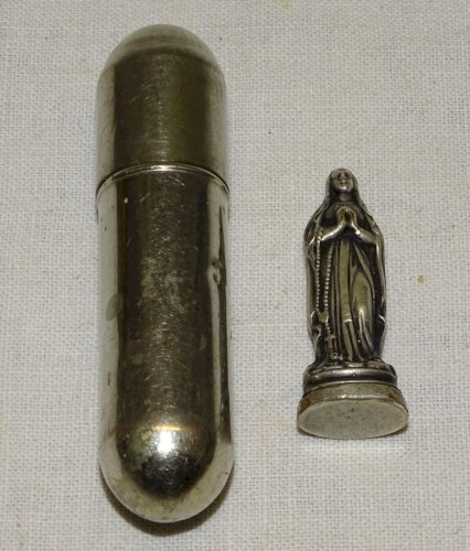 - ANCIENNE PETITE VIERGE de POILU? COULEUR Argenté dans son ETUI METAL    D