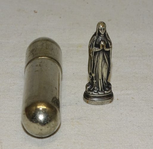 - ANCIENNE PETITE VIERGE de POILU? COULEUR Argenté dans son ETUI METAL    D