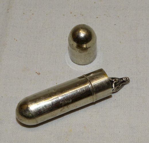 - ANCIENNE PETITE VIERGE de POILU? COULEUR Argenté dans son ETUI METAL    D