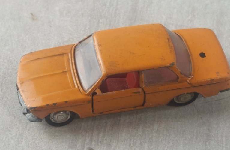 Ancienne petite voiture, BMW 1600 orange, Schuco
