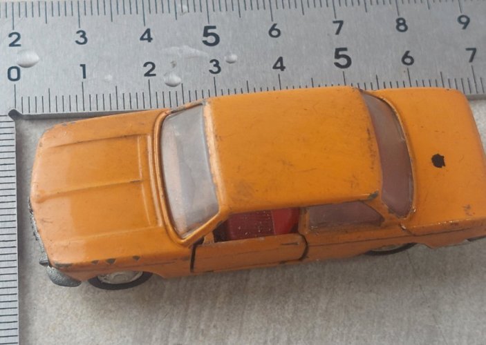 Ancienne petite voiture, BMW 1600 orange, Schuco