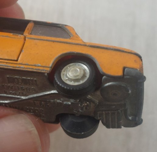 Ancienne petite voiture, BMW 1600 orange, Schuco