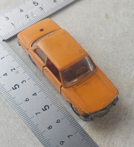 Ancienne petite voiture, BMW 1600 orange, Schuco