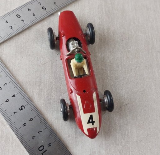 Ancienne petite voiture en métal, Formule 1, Ferrari, Solido