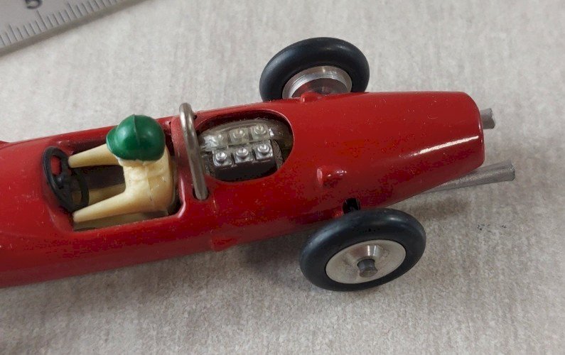 Ancienne petite voiture en métal, Formule 1, Ferrari, Solido