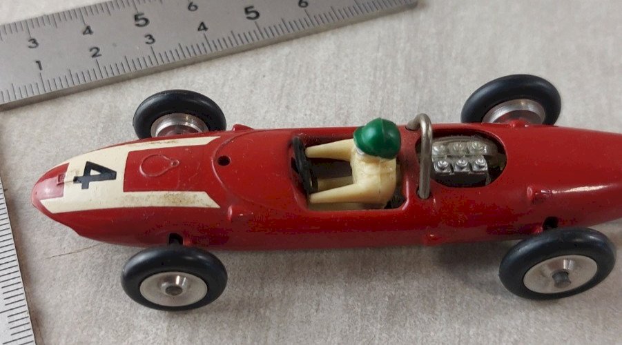 Ancienne petite voiture en métal, Formule 1, Ferrari, Solido